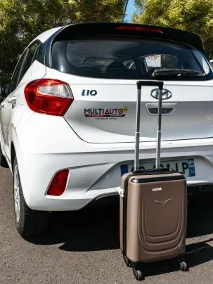 Hyundai i10 de location MultiAuto avec valise à l’aéroport de La Réunion