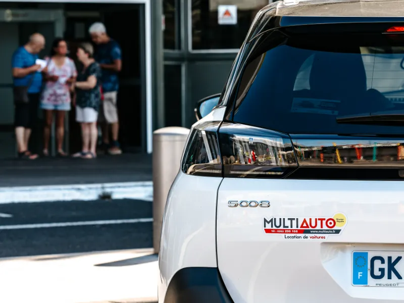 Peugeot 5008 MultiAuto devant l’aéroport Roland Garros à La Réunion